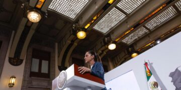 Sheinbaum pide investigación por muerte de mexicano durante redada de ICE en EU