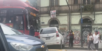Choque de Metrobús con auto en avenida Balderas provoca retrasos