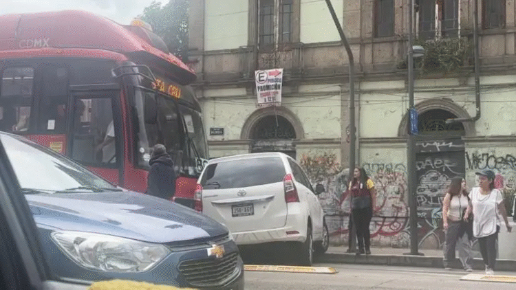 Choque de Metrobús con auto en avenida Balderas provoca retrasos