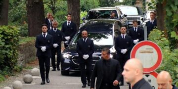 Más de 16 mil personas despiden a Giorgio Armani en Milán previo a funeral privado