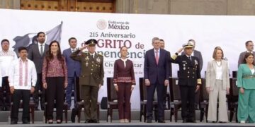 Sheinbaum encabeza el desfile militar con representantes de los tres poderes a diferencia de otros años