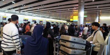 Colapsan aeropuertos en Europa tras ciberataque; Bruselas pide cancelar la mitad de vuelos este lunes