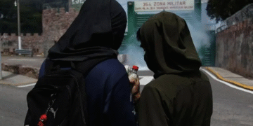 Normalistas protestan en Chilpancingo por el caso Ayotzinapa y lanzan petardos a la 35ª Zona Militar