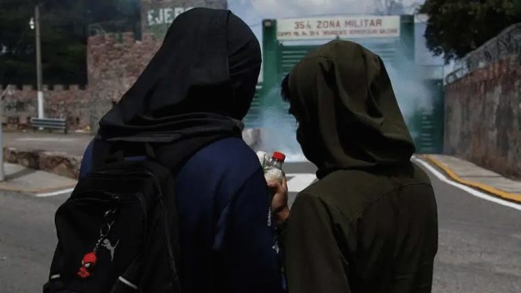 Normalistas protestan en Chilpancingo por el caso Ayotzinapa y lanzan petardos a la 35ª Zona Militar