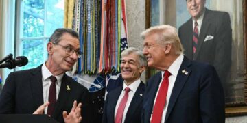 Trump y Pfizer acuerdan reducir precios de medicamentos en EE. UU.