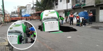 Camión repartidor cae en socavón de 8 metros en Iztapalapa; no hubo lesionados