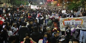 Perú declara estado de emergencia en Lima tras protesta que dejó un muerto y más de cien heridos