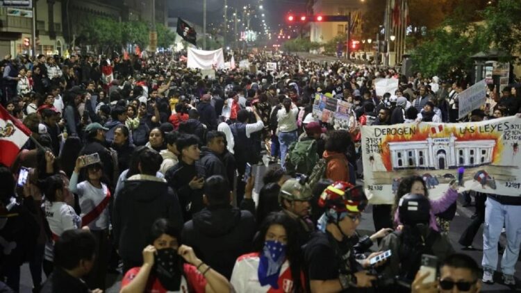 Perú declara estado de emergencia en Lima tras protesta que dejó un muerto y más de cien heridos
