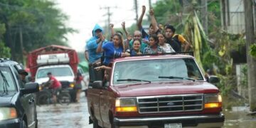 Onda tropical 37 y vaguadas provocarán tormentas en 10 estados