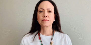 Por lucha democrática en Venezuela, dan Nobel de la Paz a Machado