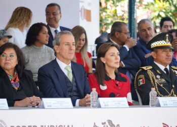 Asiste Pepe Chedraui al Desfile Cívico -Militar por el 215 Aniversario de la Independencia