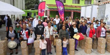 Entrega Pepe Chedraui apoyos alimentarios en Azumiatla