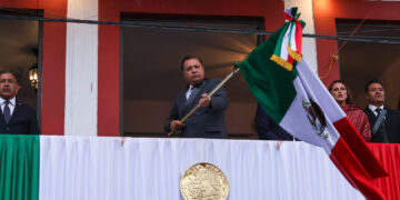 Encabeza Ricardo Moreno ceremonia del Grito de Independencia en La Maquinita y San Buenaventura