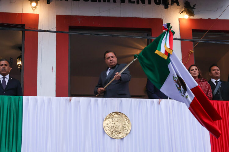 Encabeza Ricardo Moreno ceremonia del Grito de Independencia en La Maquinita y San Buenaventura