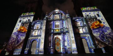 Inaugura Pepe Chedraui proyecciones del videomapping «Septiembre Brilla» en la fachada de Catedral