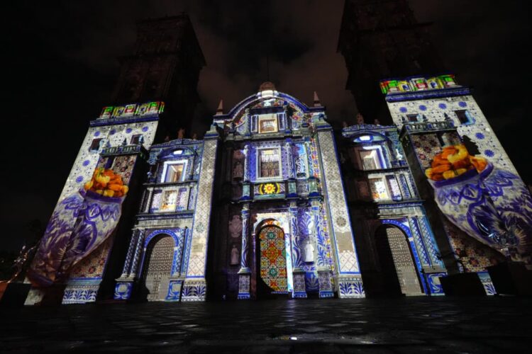 Inaugura Pepe Chedraui proyecciones del videomapping «Septiembre Brilla» en la fachada de Catedral
