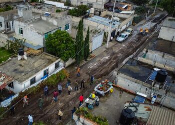 Empieza pavimentación con nueva tecnología en calle Bicentenario de Huichochitlán