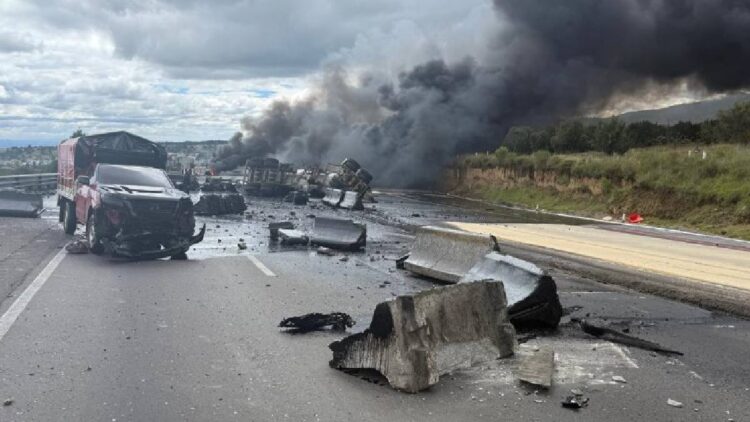 Colisión de dos pipas provoca explosión en la México-Puebla