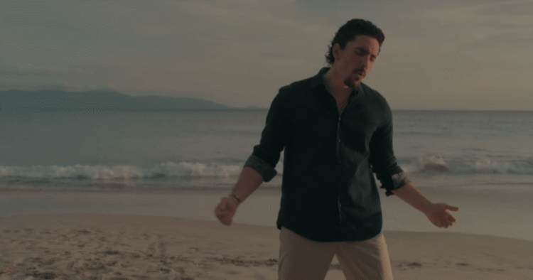 Alex Fernández conquista el primer lugar en Monitor Latino con “Loco por volverte a ver”