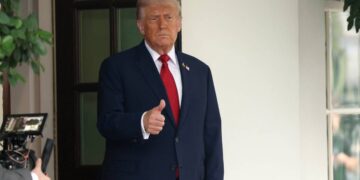 Trump y Congreso cobran mientras miles de trabajadores quedan sin quincena