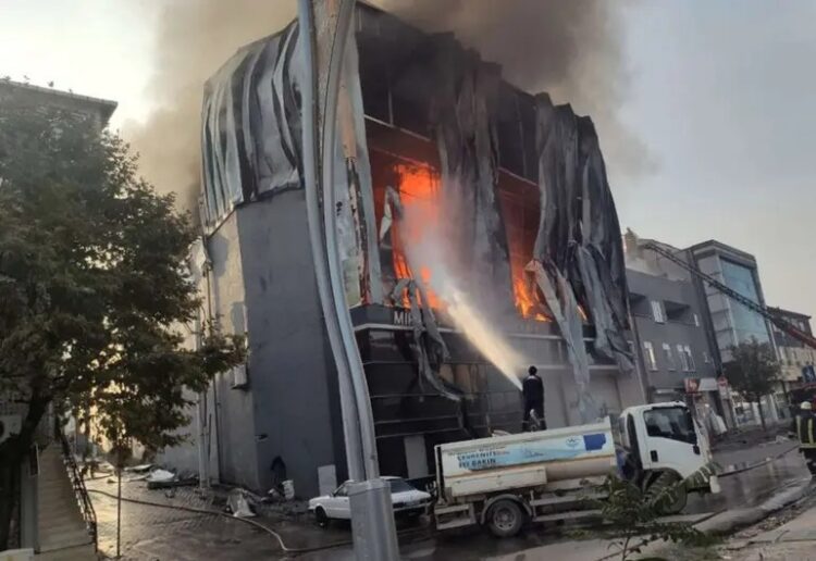 Incendio en un depósito de perfumes en Turquía deja al menos 6 muertos