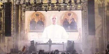León XIV da la bendición… en un rave frente a una catedral en Eslovaquia
