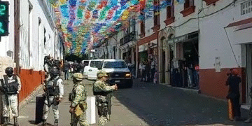 Detienen a 7 escoltas de Carlos Manzo; ya ingresaron a un penal estatal