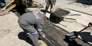 Continúa recuperación de calles con trabajos de bacheo en delegaciones de Toluca