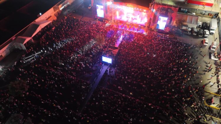 El flow urbano de Yeri MUA y El Bogueto enciende a más de 45 mil personas en Alfeñique