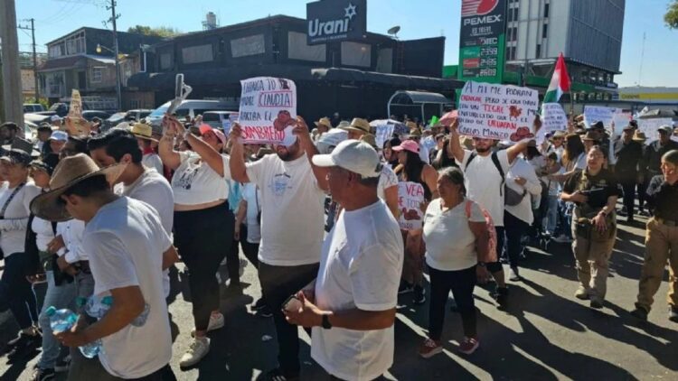 Inicia marcha con miles de asistentes en Uruapan para exigir justicia por el alcalde Carlos Manzo