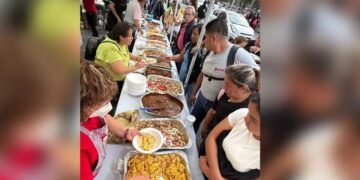 Regalan casi 4 toneladas de tacos a peregrinos en CDMX