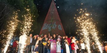 Enciende Pepe Chedraui árbol e iluminación navideña en la capital