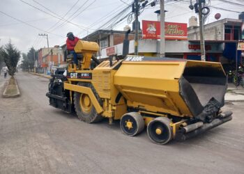 Llega tren de pavimentación a Tlacotepec y San Pablo Autopan para mejorar vialidades y movilidad