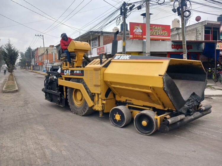 Llega tren de pavimentación a Tlacotepec y San Pablo Autopan para mejorar vialidades y movilidad