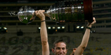 Flamengo cumple capricho y renueva a Filipe Luís