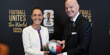 Claudia Sheinbaum asiste al sorteo del Mundial 2026, saca la pelotita de México