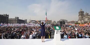 Sheinbaum agradece apoyo en mitin en el Zócalo para celebrar aniversario de la 4T