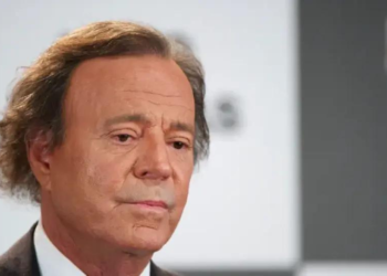 Piden retirar premios a Julio Iglesias tras graves acusaciones de abuso y trata