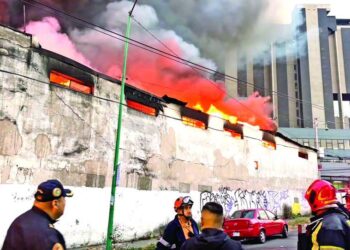 Emergencia en San Pedro de los Pinos por incendio en fábrica