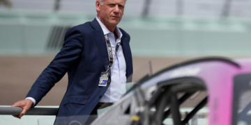 Renuncia Steve Phelps, comisionado de NASCAR