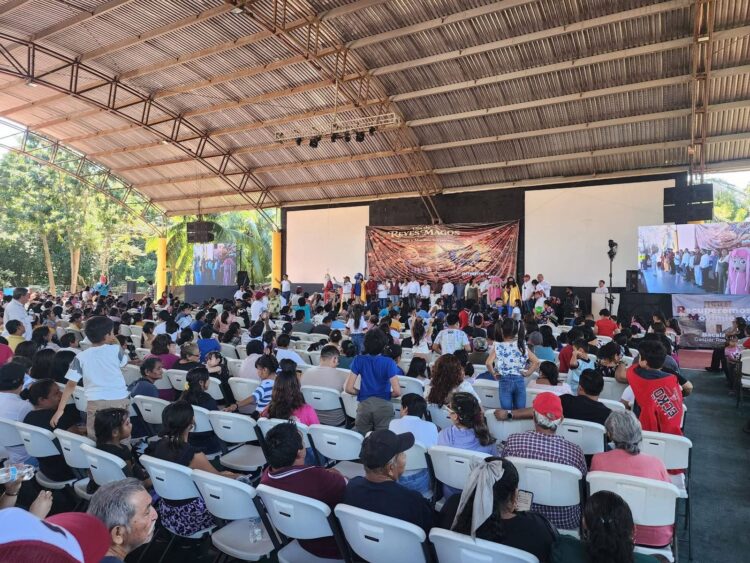 Celebran el Día de Reyes en Chetumal con “Amigos de Rafa Marin”