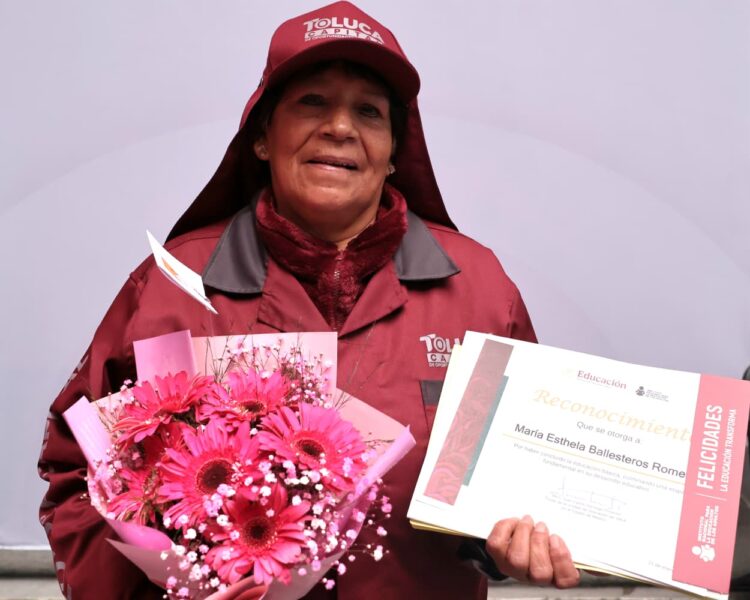 Toluqueñas como Doña María Estela, demuestran que cualquier edad es buena para aprender