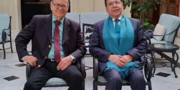 Maestro Raúl Gómez, presidente del Instituto de Ciencias y Humanidades (izq) con el Doctor Luis Miguel Martínez Anzures, presidente del INAP