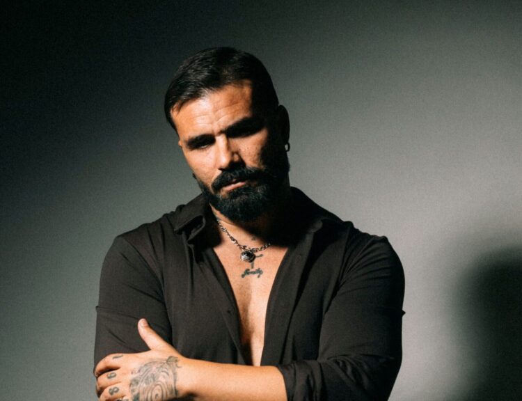 El cantautor español Tutto Durán habla sobre las cenizas de un amor intenso en su nuevo tema “Dices…”