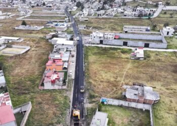 Mejora Ricardo Moreno movilidad y seguridad vial con pavimentación de calle Centenario en Calixtlahuaca
