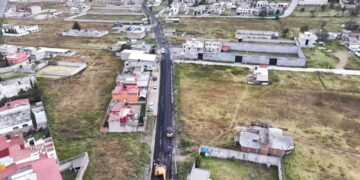Mejora Ricardo Moreno movilidad y seguridad vial con pavimentación de calle Centenario en Calixtlahuaca