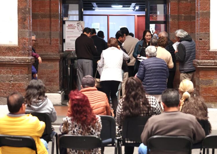 Facilita Ricardo Moreno la emisión ágil y rápida de constancias de vecindad en Toluca