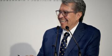 “Me gustaría que la derecha leyera. Voy a mandarle un libro a la diputada Genoveva Huerta”: Ricardo Monreal