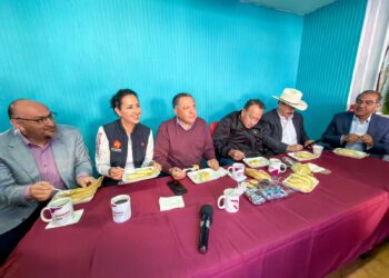 Estrecha Ricardo Moreno lazos de amistad con reporteros de Toluca en el Día de la Candelaria
