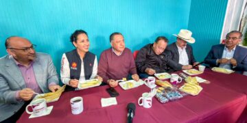 Estrecha Ricardo Moreno lazos de amistad con reporteros de Toluca en el Día de la Candelaria